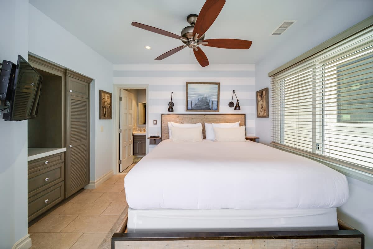 Harbor House - Bayfront Estate and Rooftop Hot Tub — photo 2
