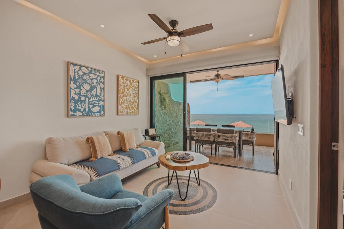 Beachside in paradise with pool, gym, game room — photo 2