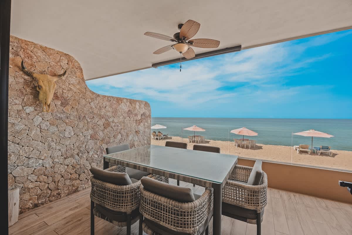Beachside in paradise with pool, gym, game room — photo 1