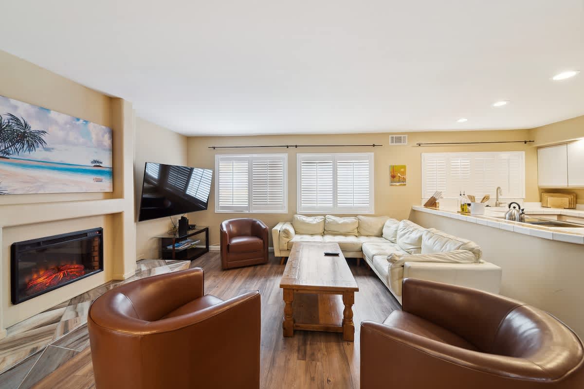 Iris House - Four Queen Village Home