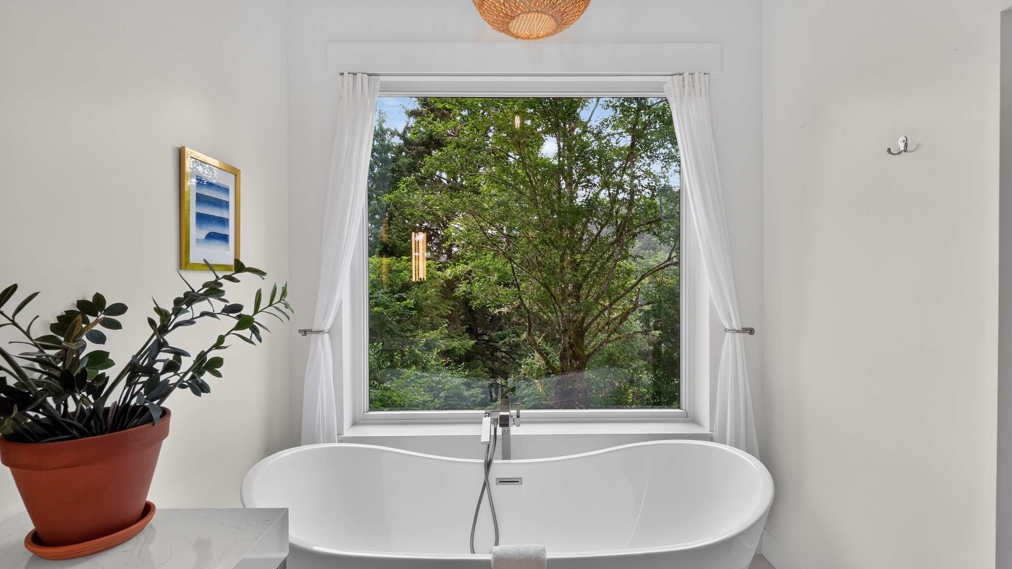 Hilltop Haven | Quiet Coastal Retreat | Pet Friendly — photo 3