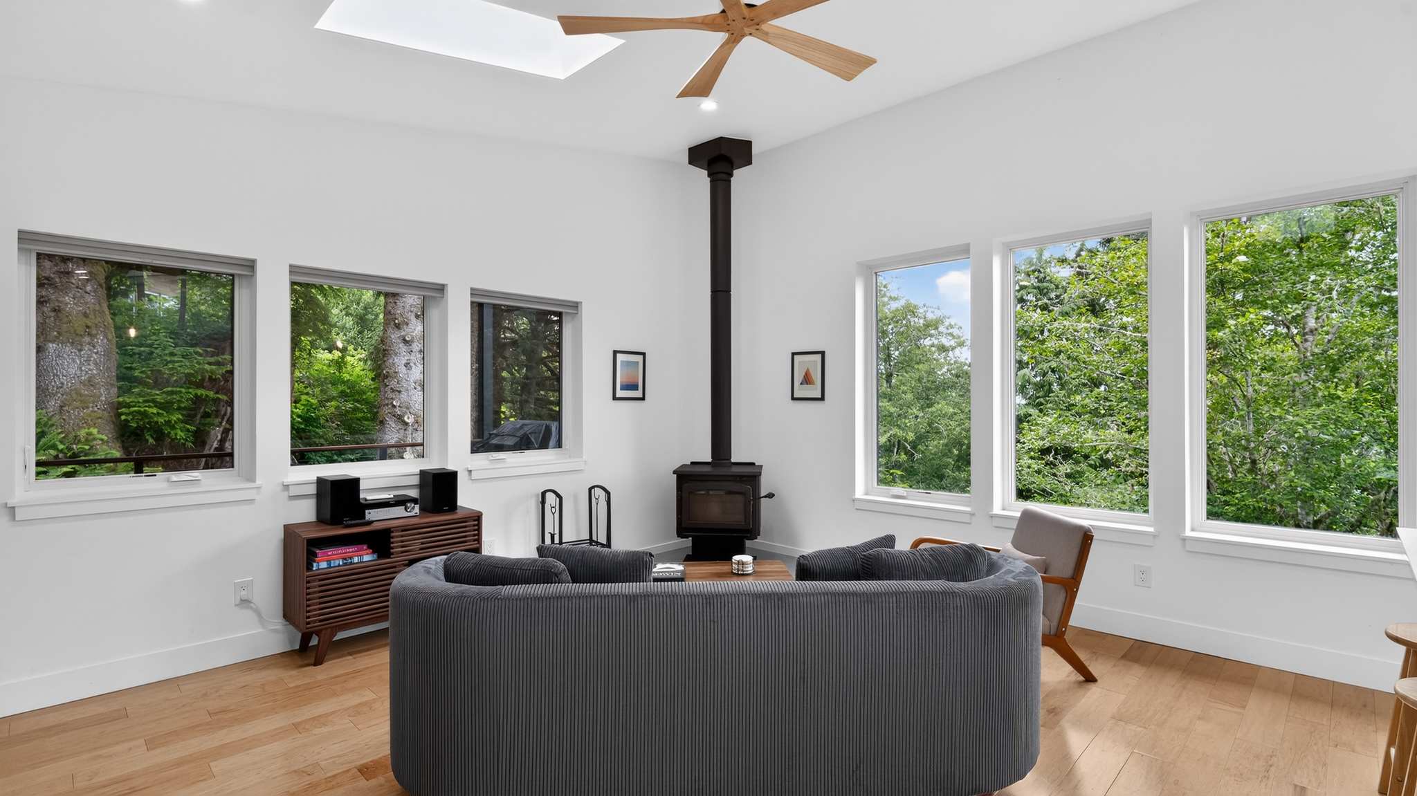 Hilltop Haven | Quiet Coastal Retreat | Pet Friendly — photo 4