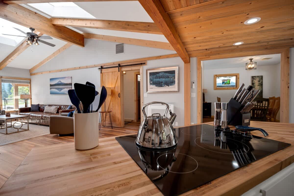 Cedar Peak Lodge - Mt. Hood Basecamp — photo 4