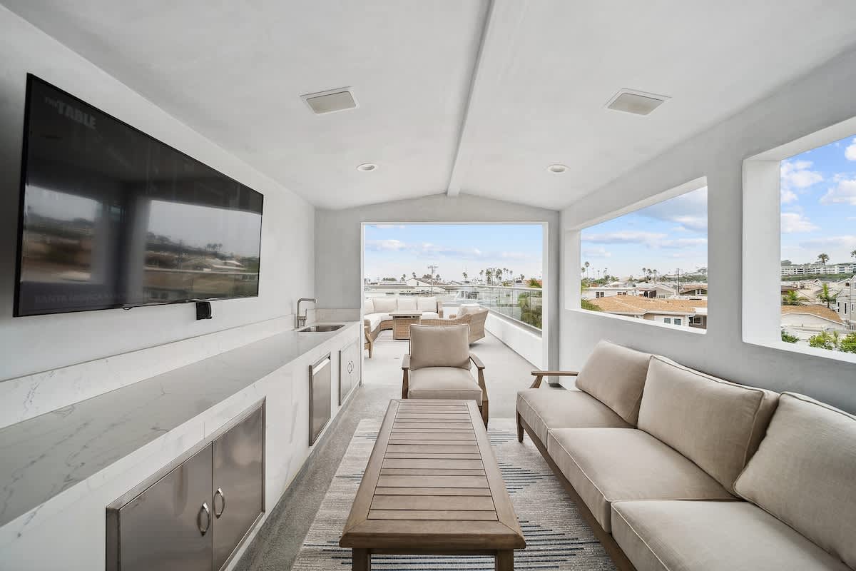 Skyline House - Two Rooftop Decks Near the Beach — photo 2