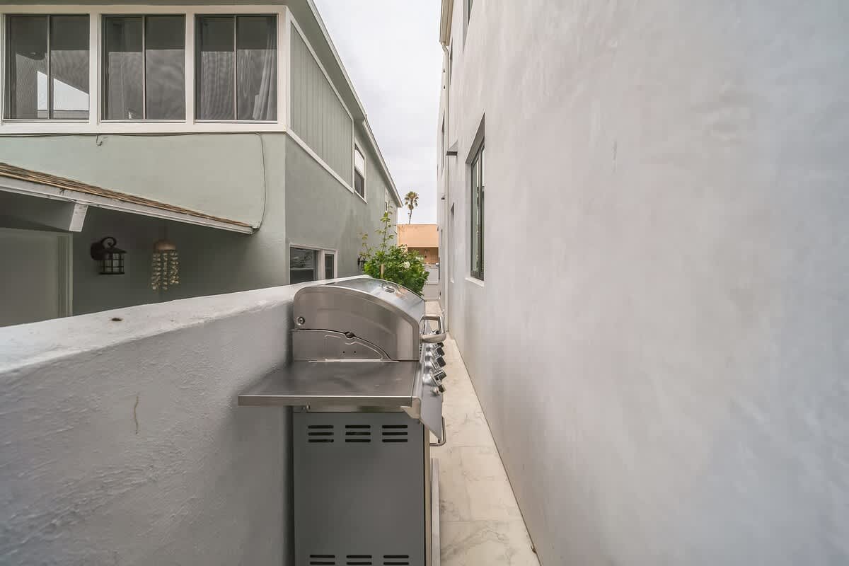 Skyline House - Two Rooftop Decks Near the Beach — photo 6