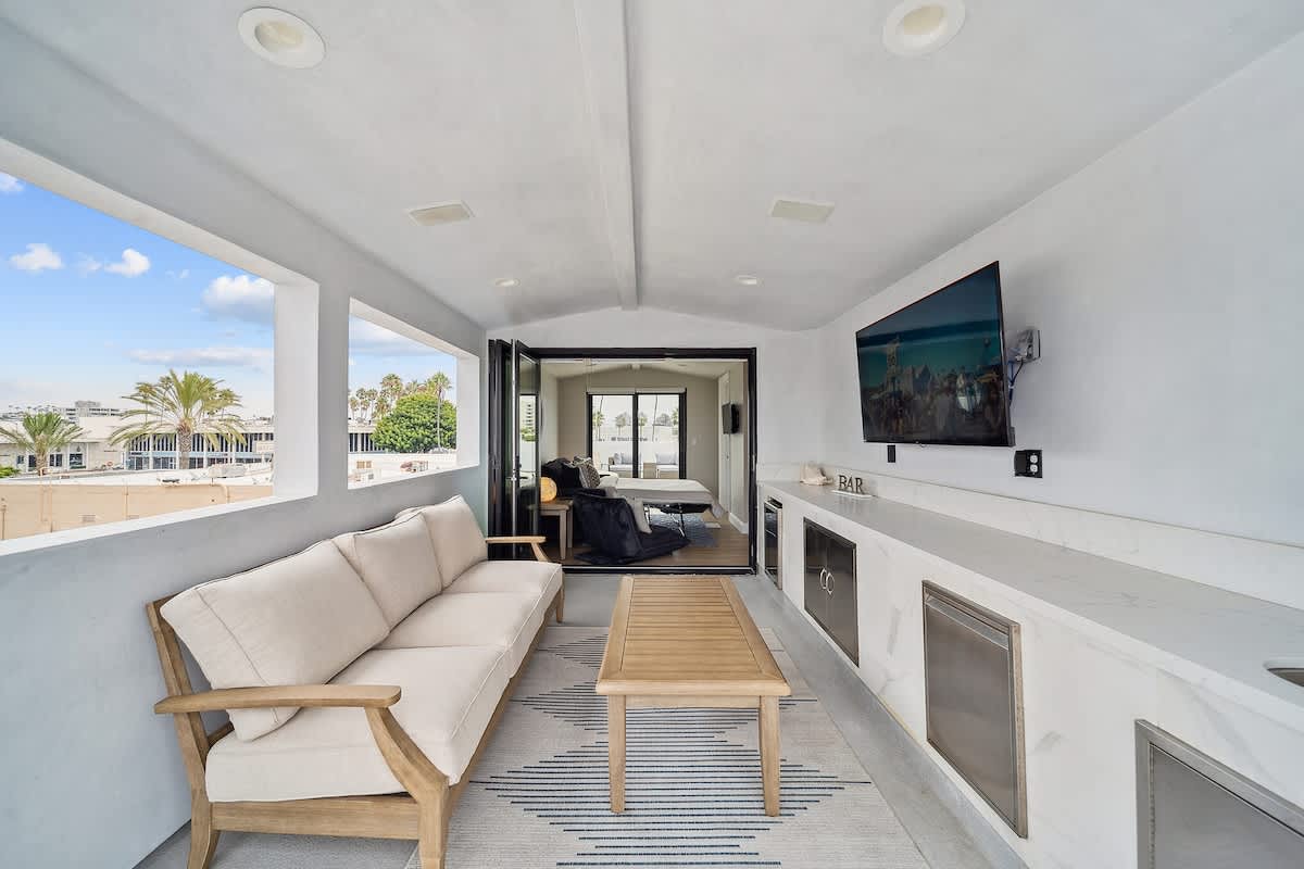 Skyline House - Two Rooftop Decks Near the Beach — photo 7