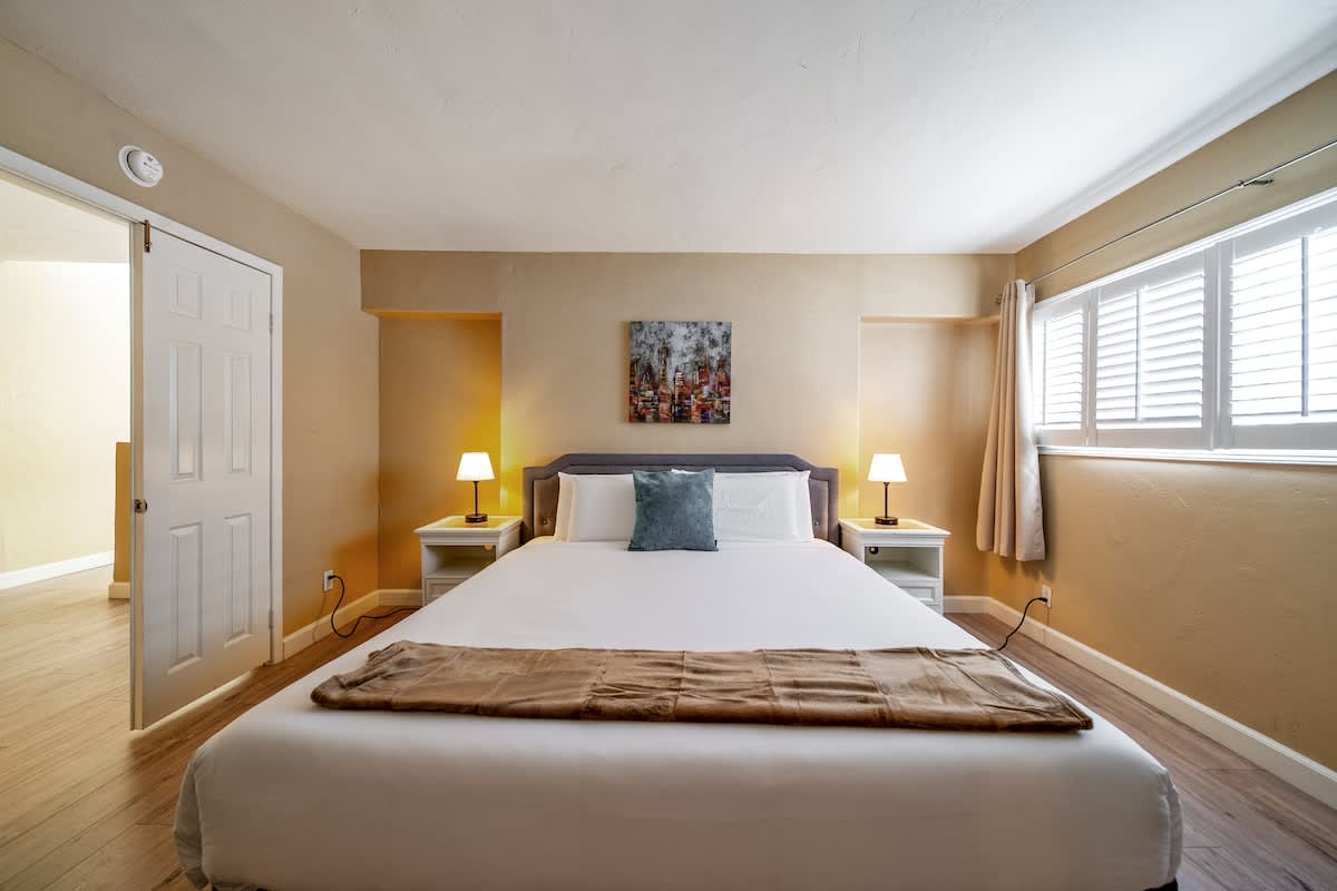 Iris House | Village & Beach Getaway — photo 2