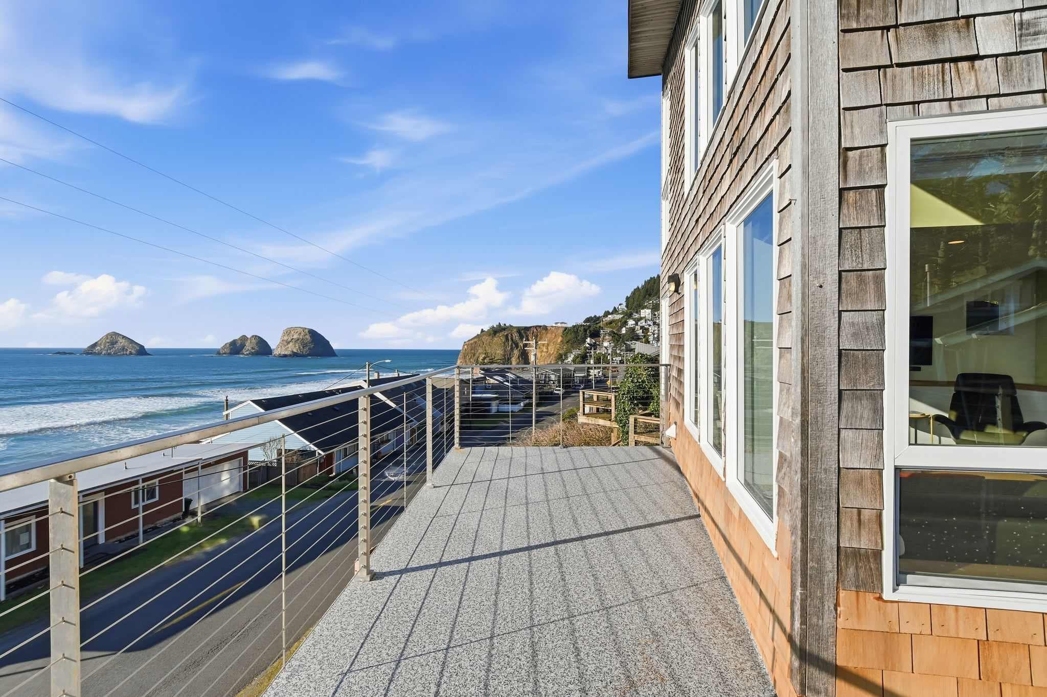 The Lightbox - Oceanside Views of Three Arch Rocks