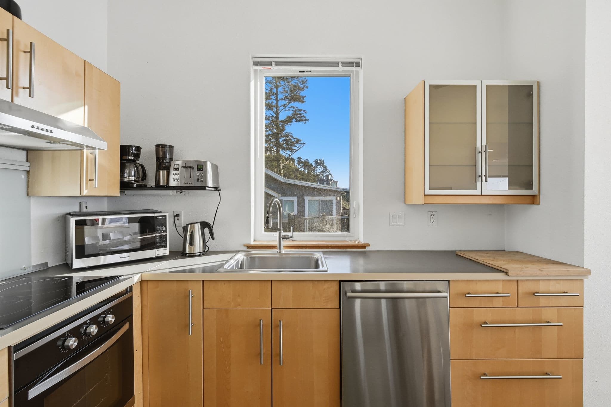 The Lightbox - Oceanside Views of Three Arch Rocks — photo 4
