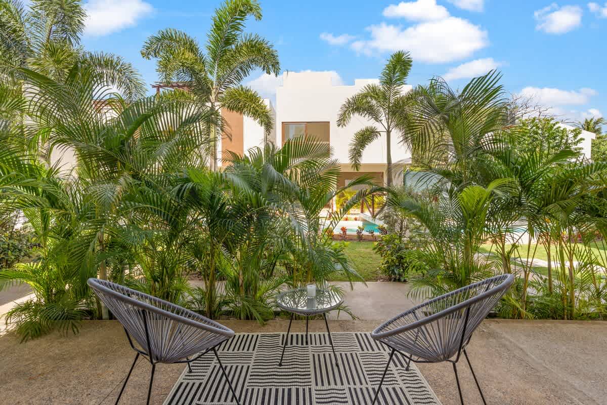 Tranquil Jungle Retreat: Pool, Bikes, Walk to Town — photo 7