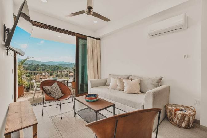 Vista Verde: Rooftop pool, pets, and near beach